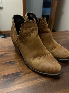 Steve Madden vintage  Tan Leather Ankle Booties with Low Heel